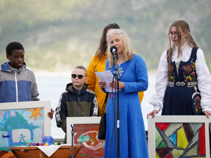 Catrine Gangstø presenterte stiftelsen Peacepainting for Kongeparet. Foto: Liv Anette Luane, Det kongelige hoff